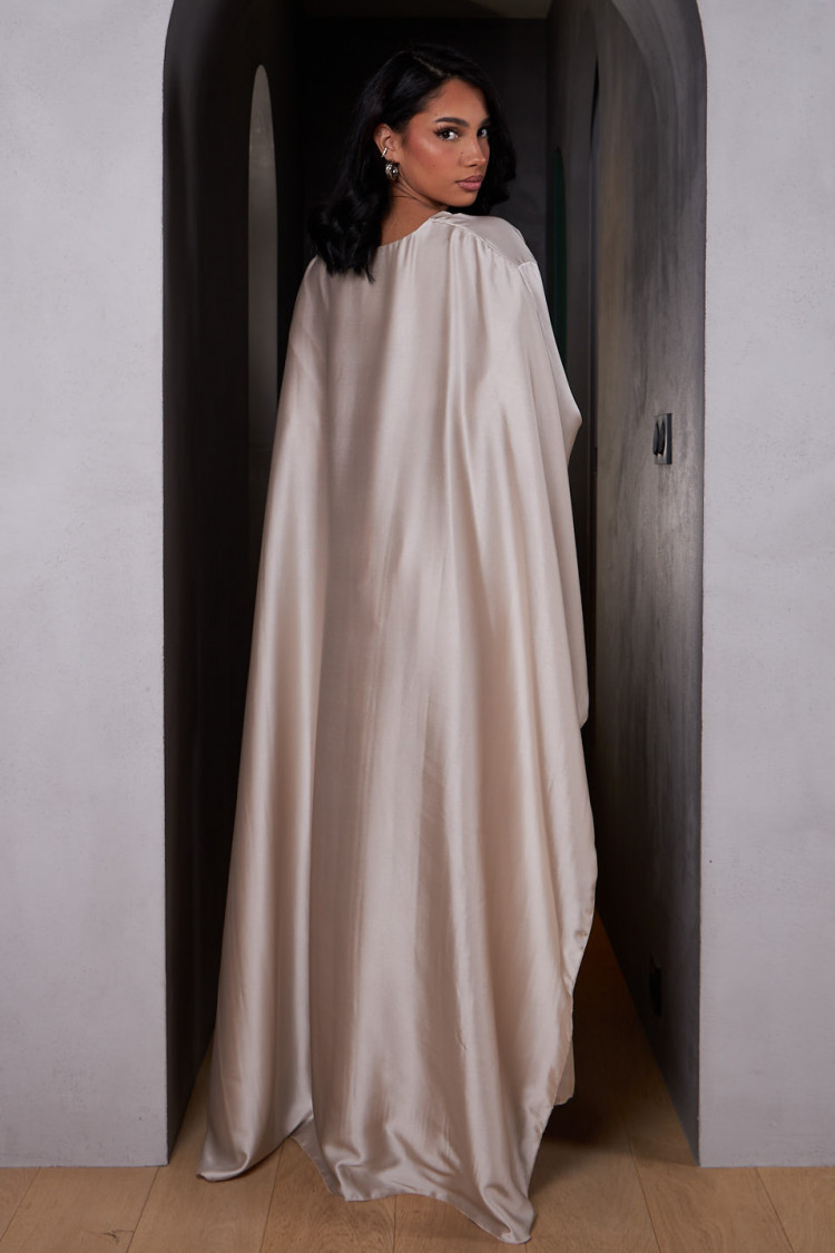 Robe ample ceinturée et satinée beige avec empiècement cape