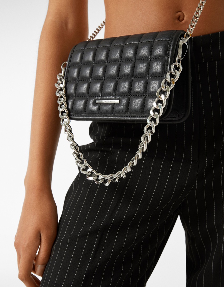 Bolsa transversal multifuncional acolchoada com corrente.