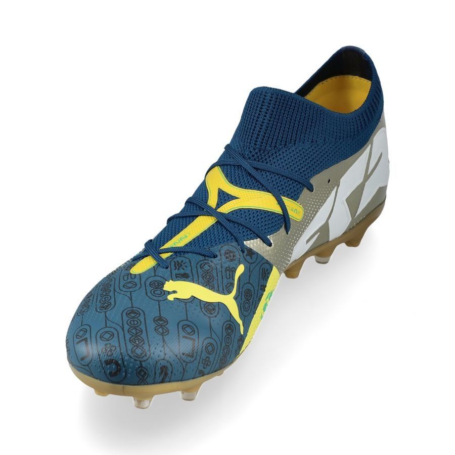 PUMA Future 7 Match MG NJR BNA - Sailing Blue/Marine Blue/Jaune/Grassy Green/Doré ÉDITION LIMITÉE