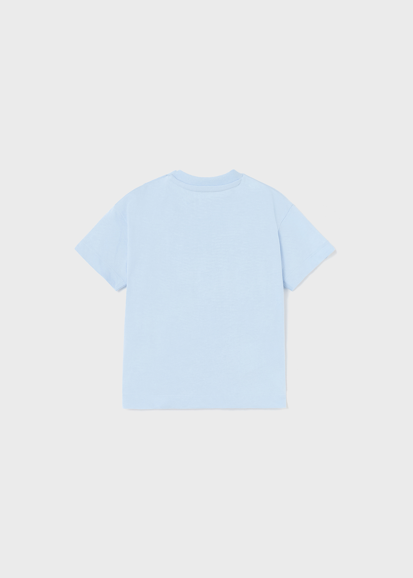 Camiseta infantil com estampa interativa feita de algodão sustentável.