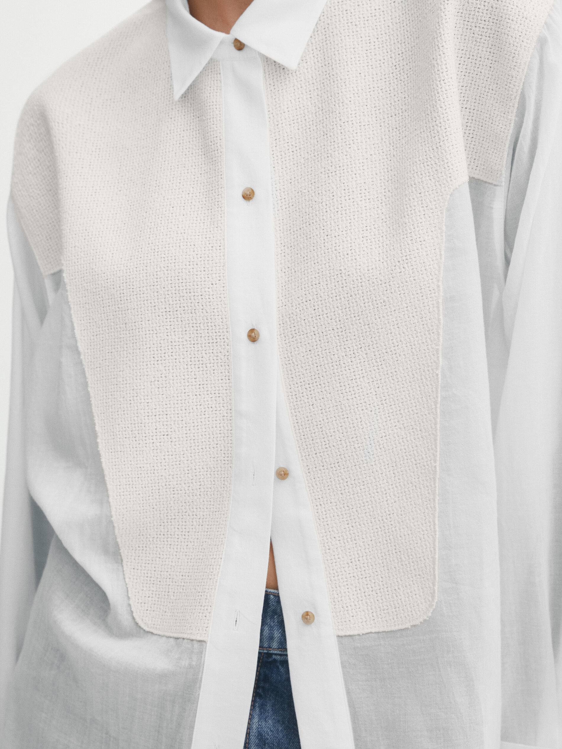 Camisa semitransparente com detalhe em cauda de peixe - BRANCA