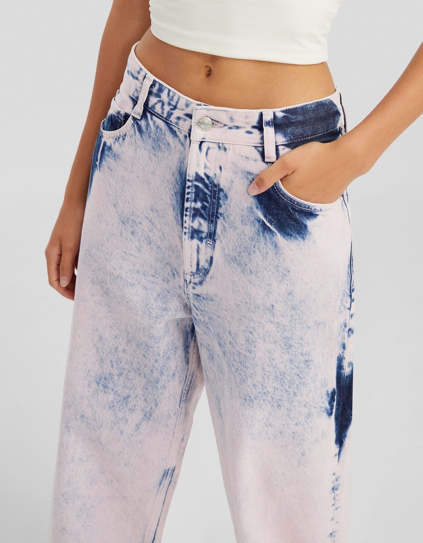 jeans super largos tingidos em excesso