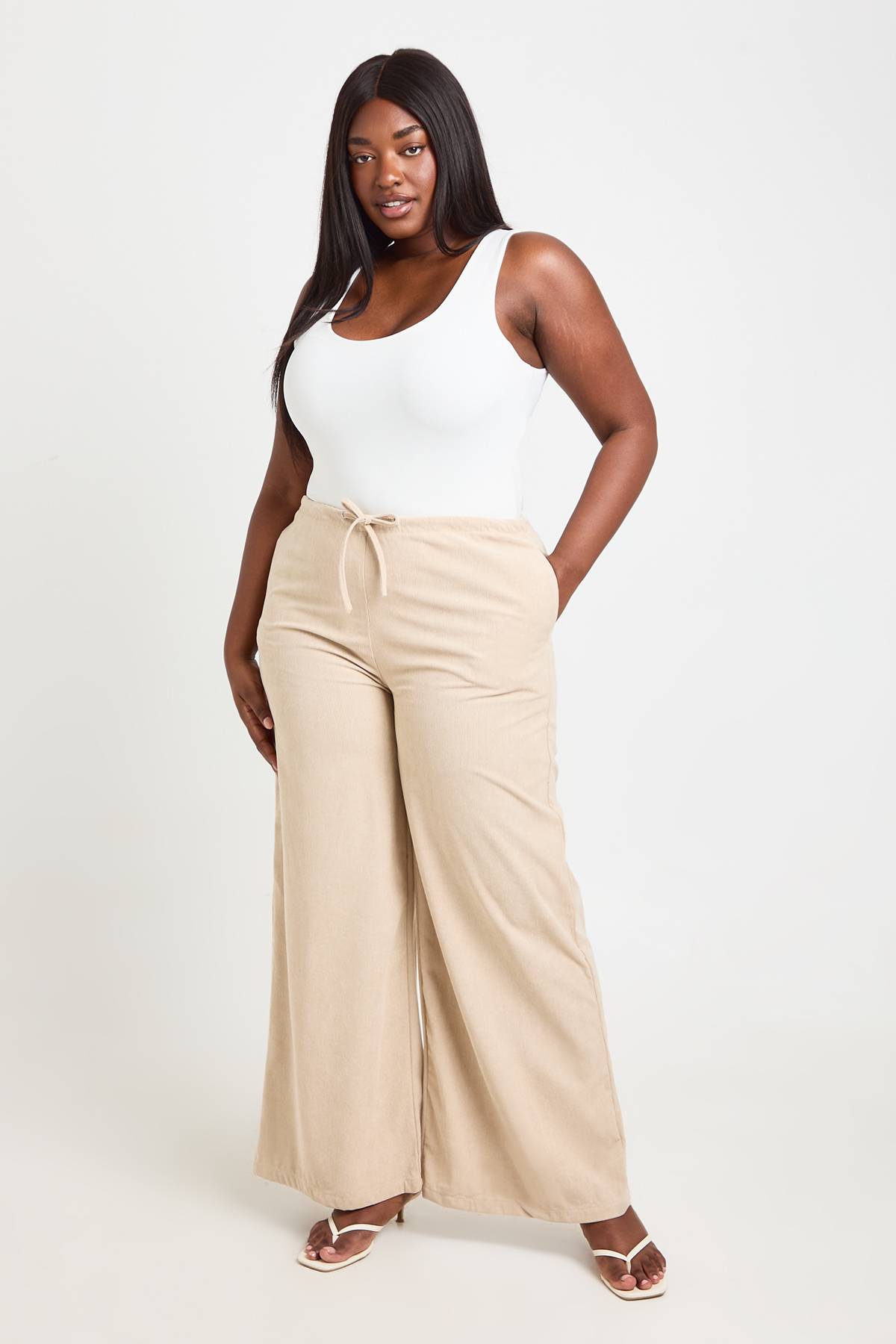 boohoo Pantalon Large En Velours Côtelé Grande Taille