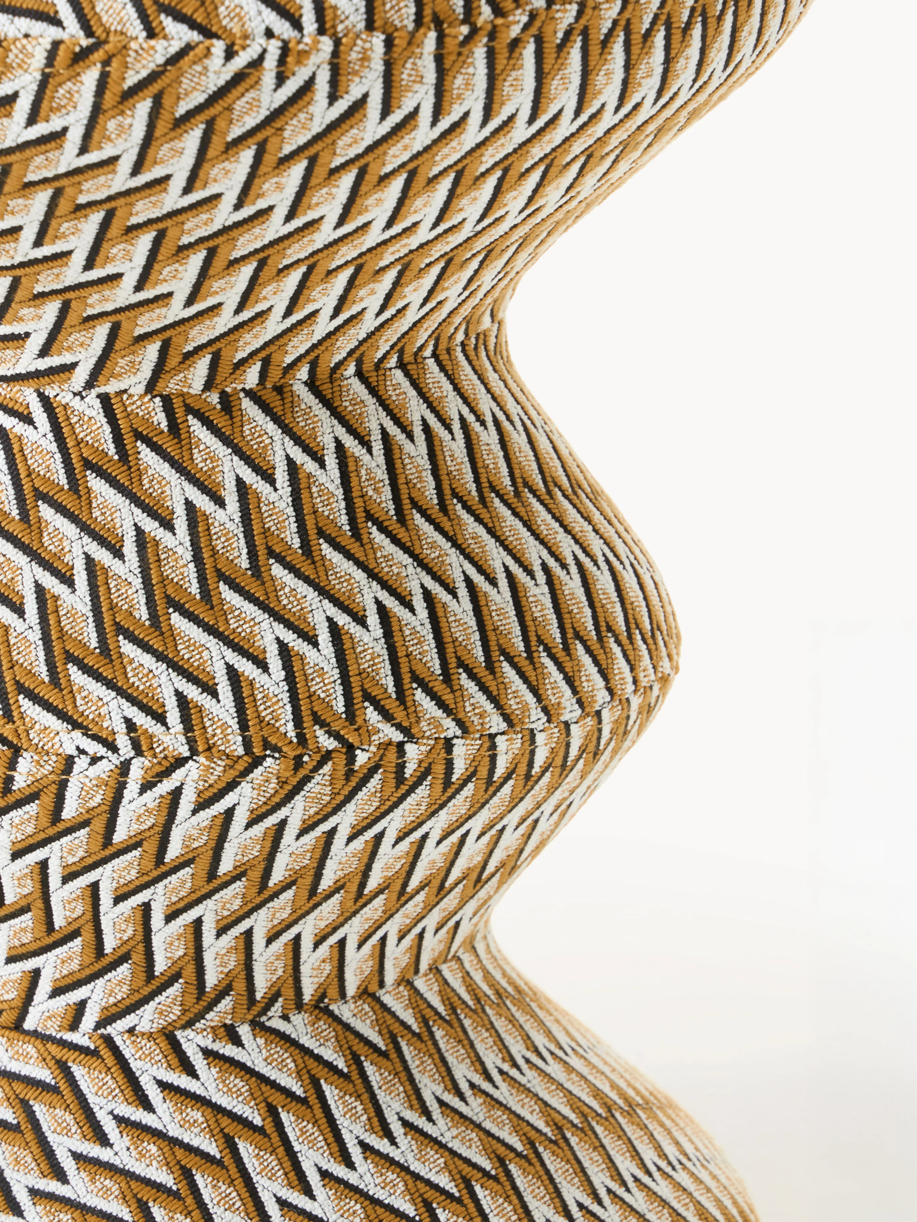 Ronde gestoffeerde bijzettafel Zig Zag