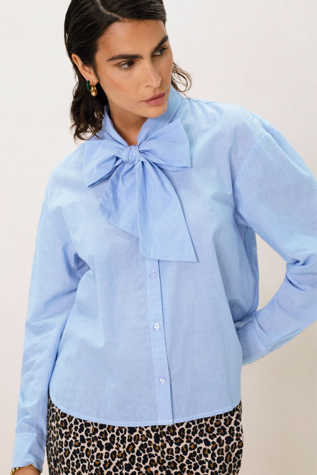 Lichtblauwe blouse met strik