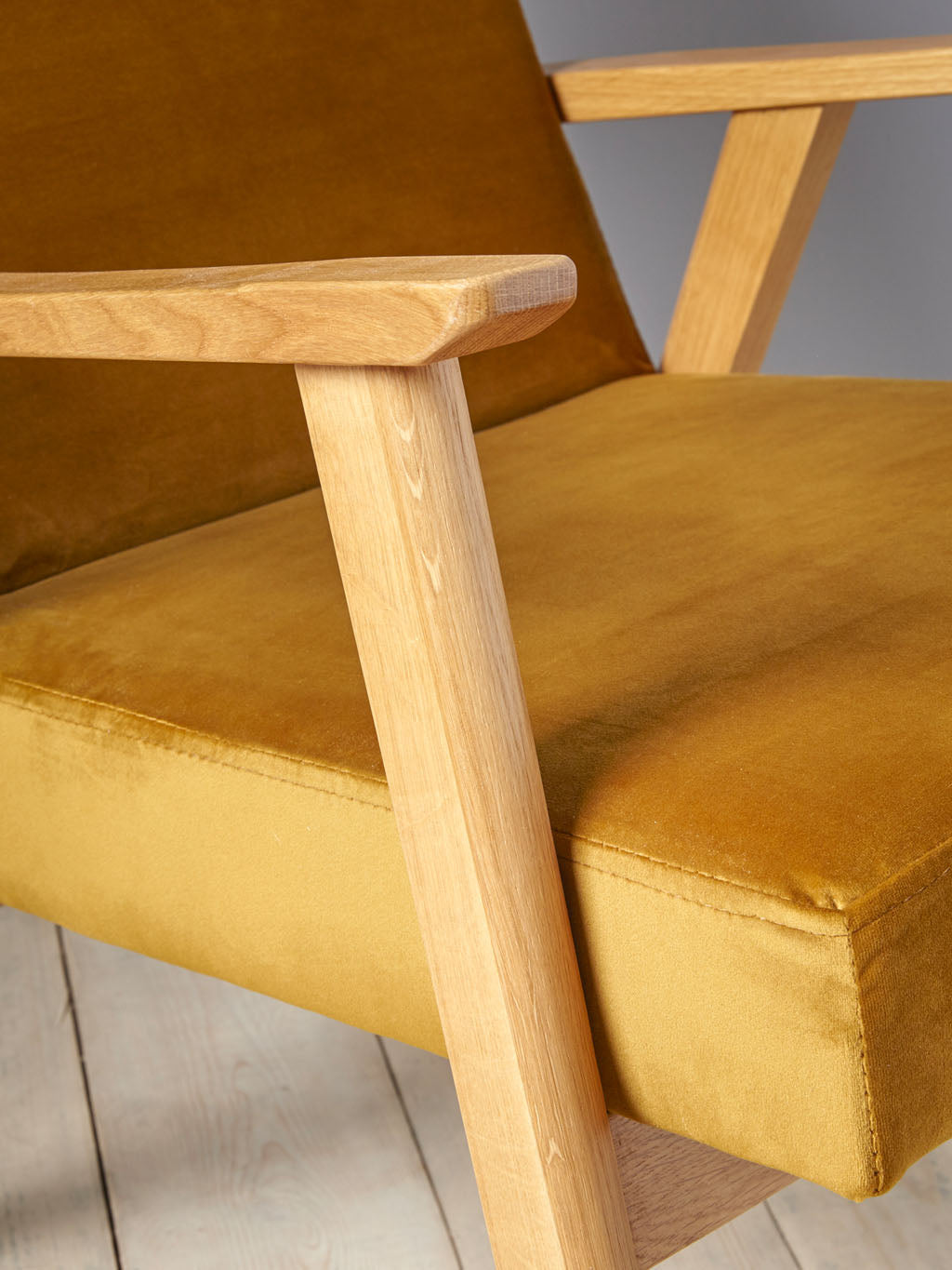 Fauteuil rétro en chêne et velours