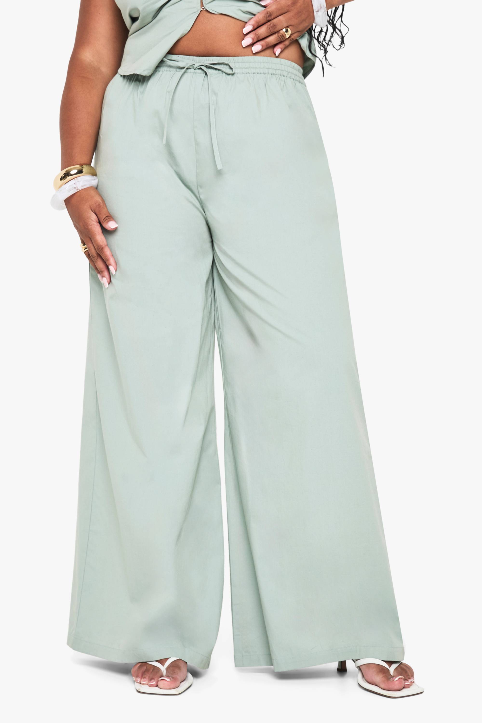 boohoo Pantalon grande taille en popeline à jambe large, avec taille à cordon de serrage