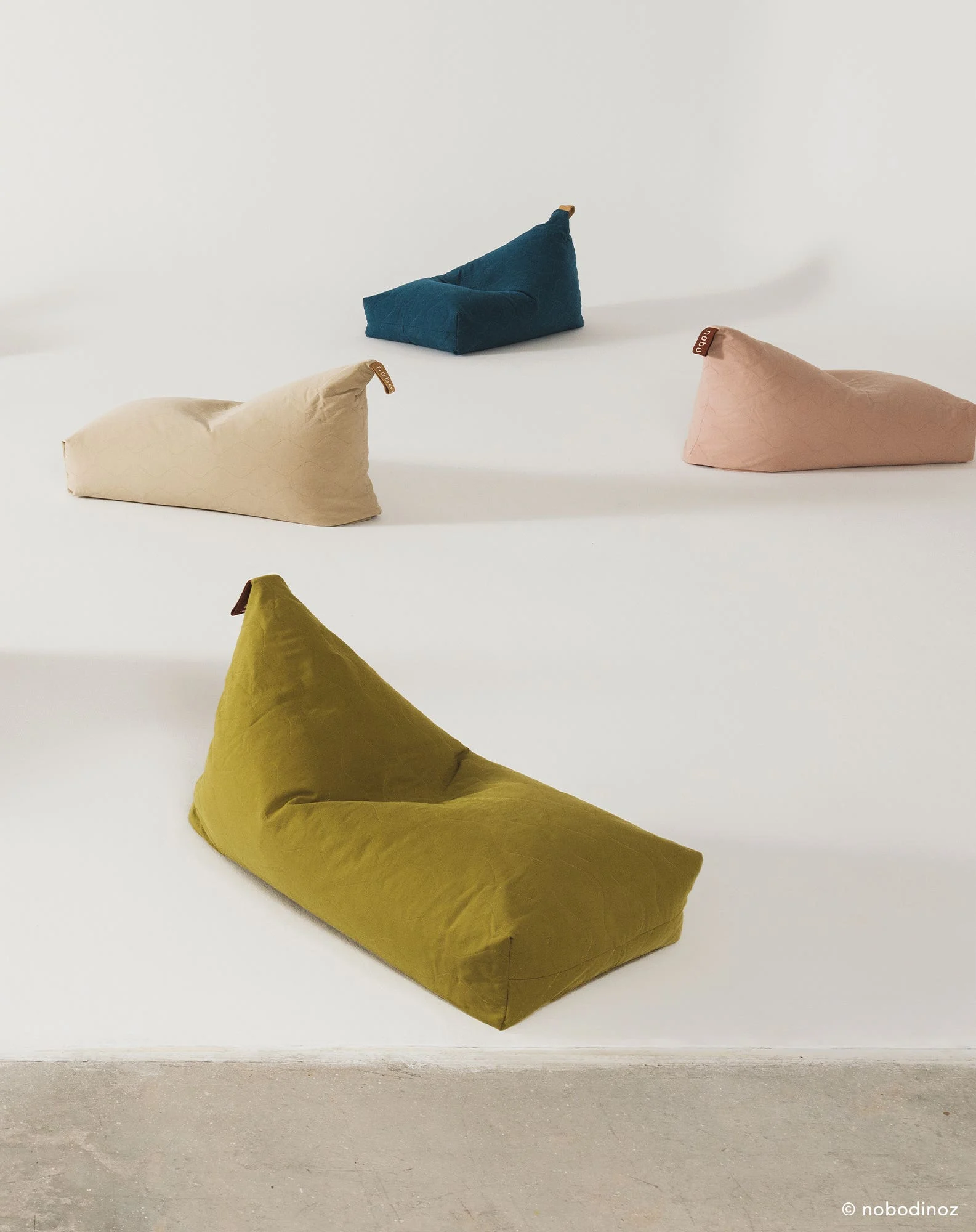Pouf long matelassé en coton bio lavé - taille enfant - l1n0 | Bleu