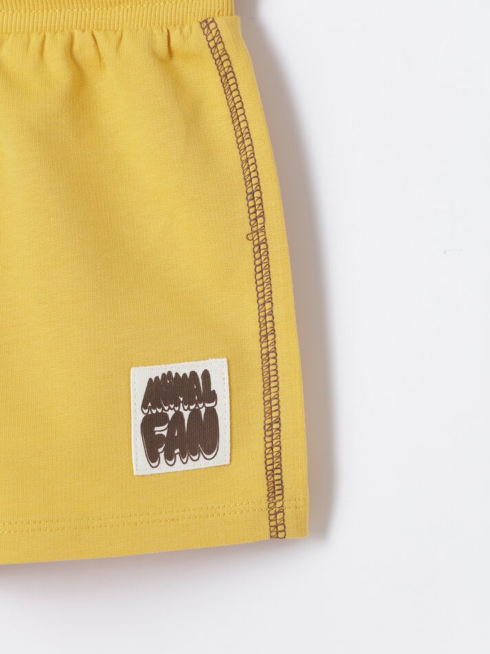 Conjunto de camiseta e shorts de moletom - Mostarda