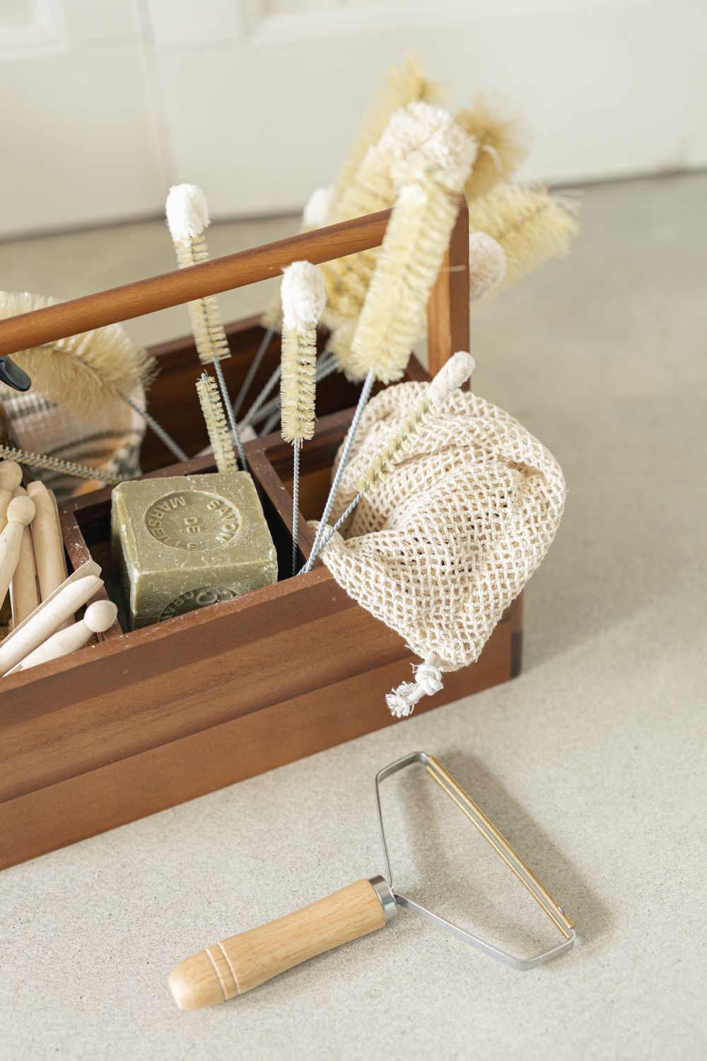 Kledingontpiller met houten handvat