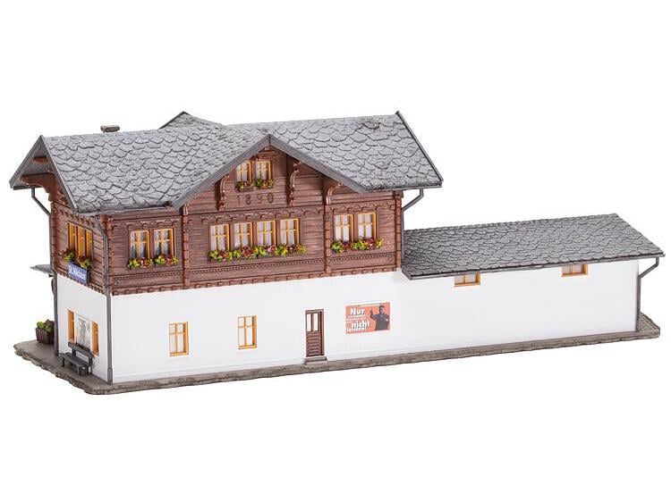 Faller Bahnhof St.Niklaus H0 Schweizer Bahnhofsgebäude mit Güterschuppenanbau, Verladerampe und Stumpfgleisanschluss