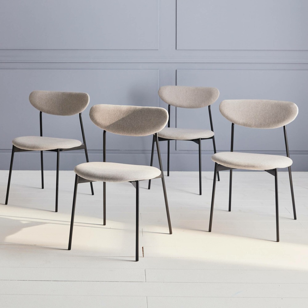 Lot de 4 chaises - arty - scandinaves et vintage. Assise et dossier gris clair. Pieds en acier