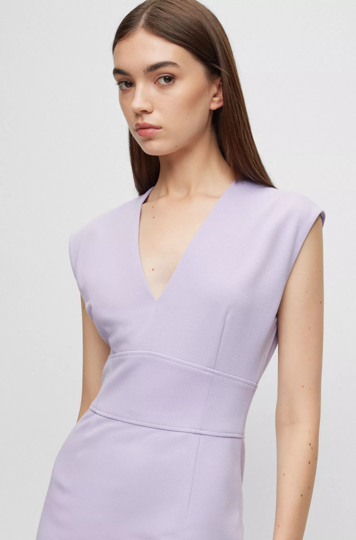 Vestido HUGO vermelho, modelagem regular, com decote em V e fechamento em zíper.