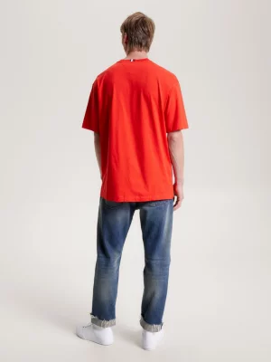 Camiseta de malha com vários logotipos e modelagem ajustada.