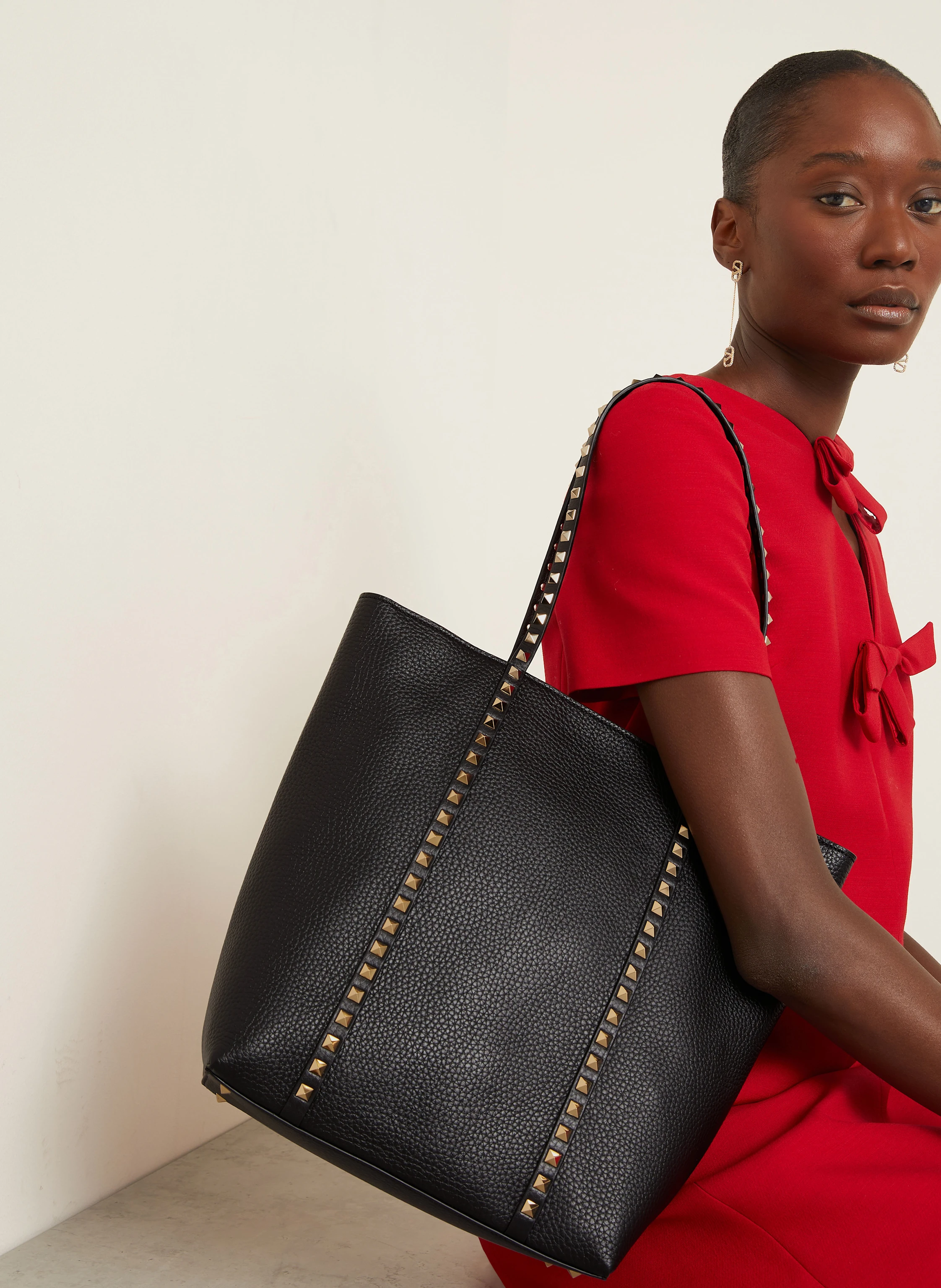 VALENTINO GARAVANI Shopper ROCKSTUD mit Pouch und Nieten