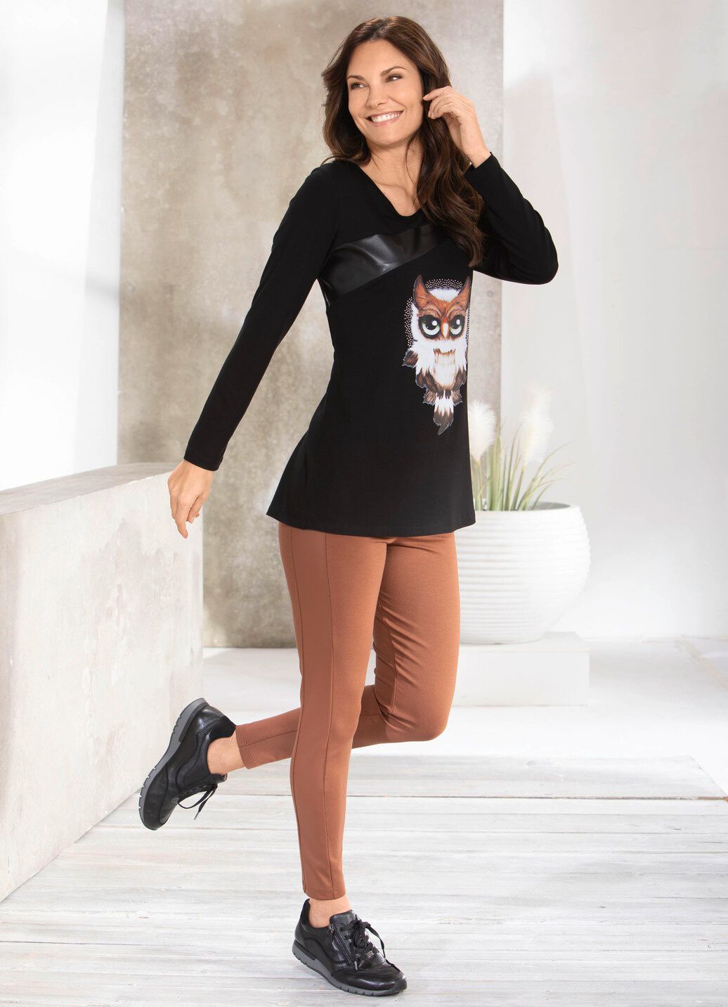 Shirt mit schwarzem Nappaleder-Imitat-Einsatz in 2 Farben