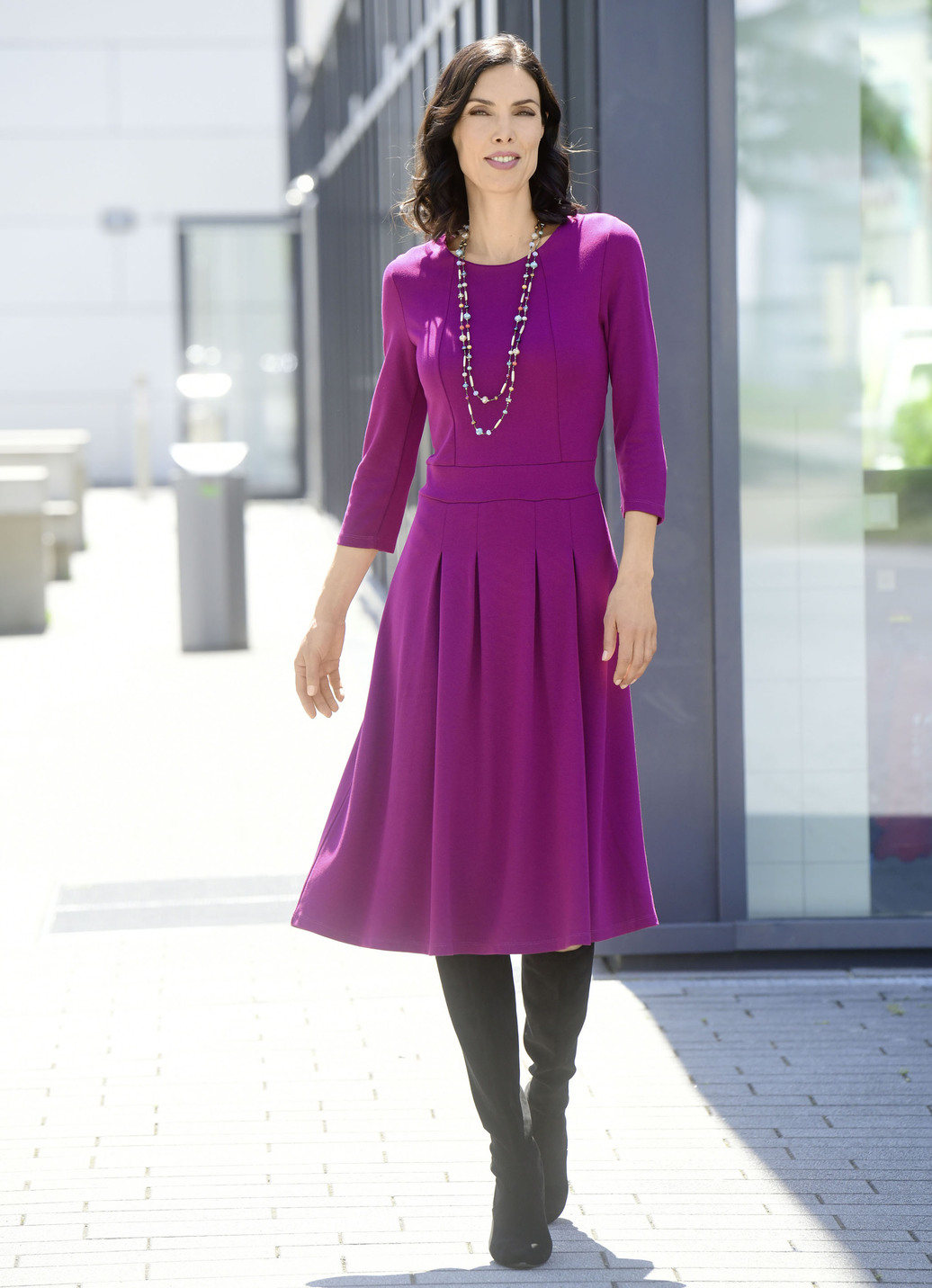 Kleid mit aufspringenden Kellerfalten