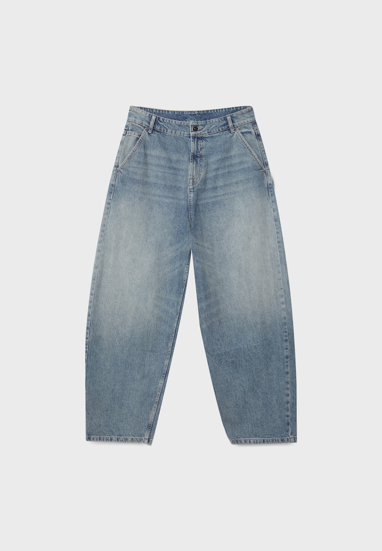 calça jeans de perna larga e modelagem solta