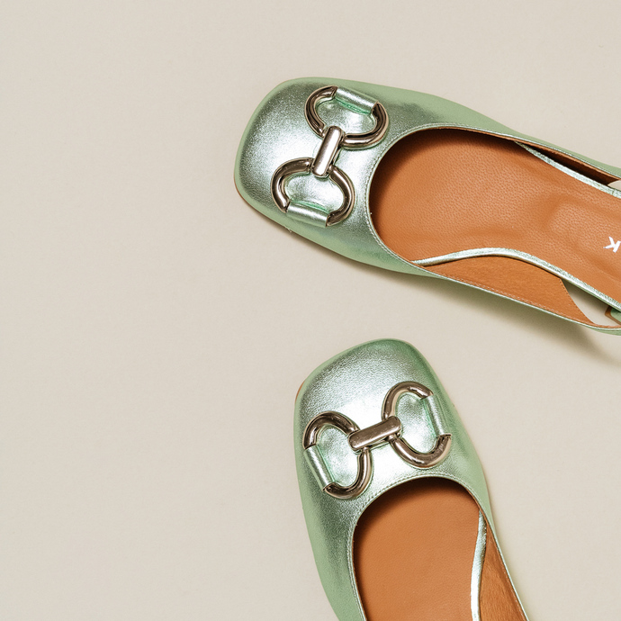 Ballerines slingback à bouts carrés et détails argentés  en cuir métallisé vert clair