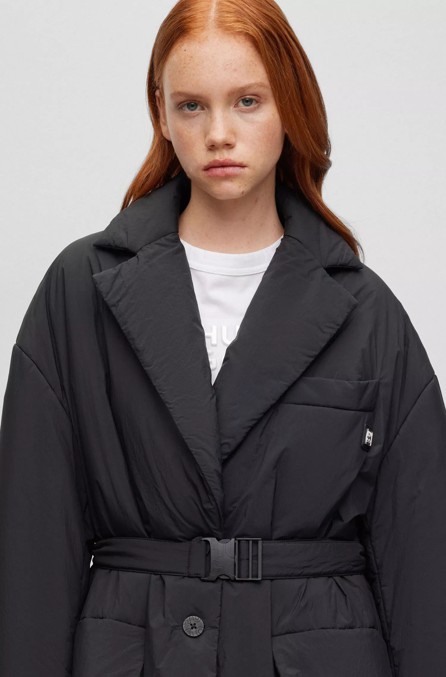 Jaqueta oversized HUGO com cinto vermelho em tecido repelente à água.