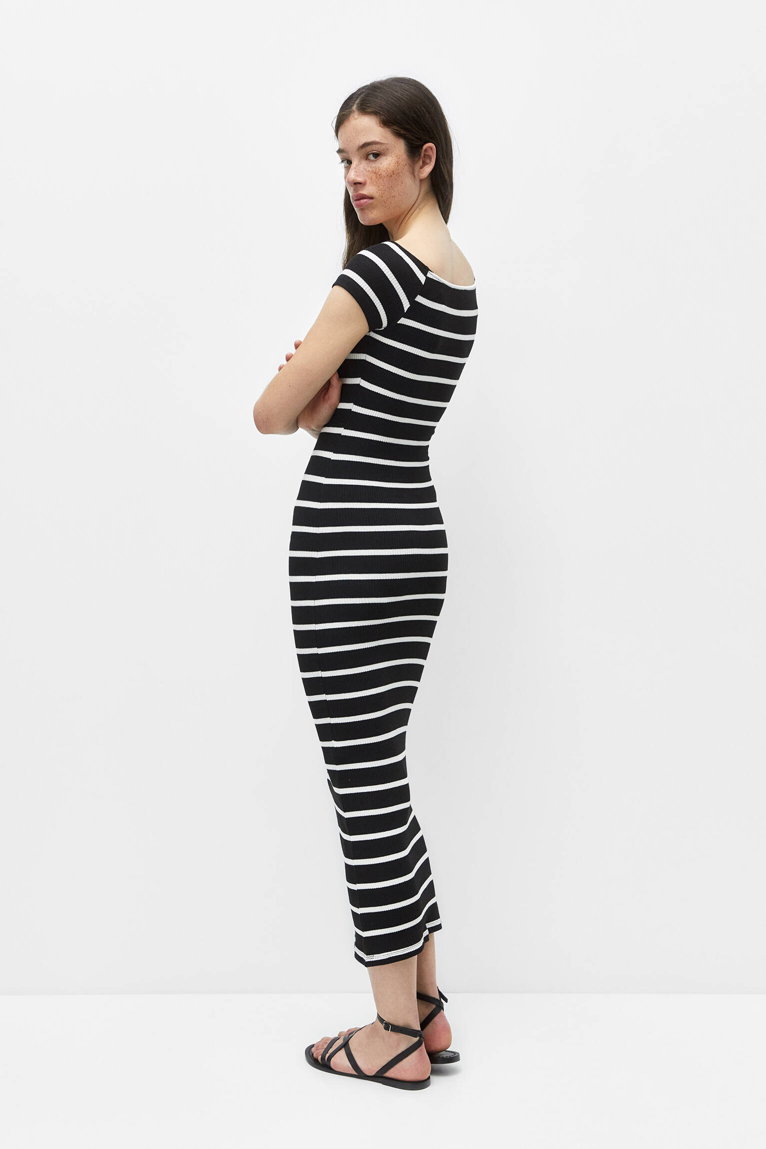 VESTIDO LONGO COM OMBROS À MOSTRA - PRETO/AREIA