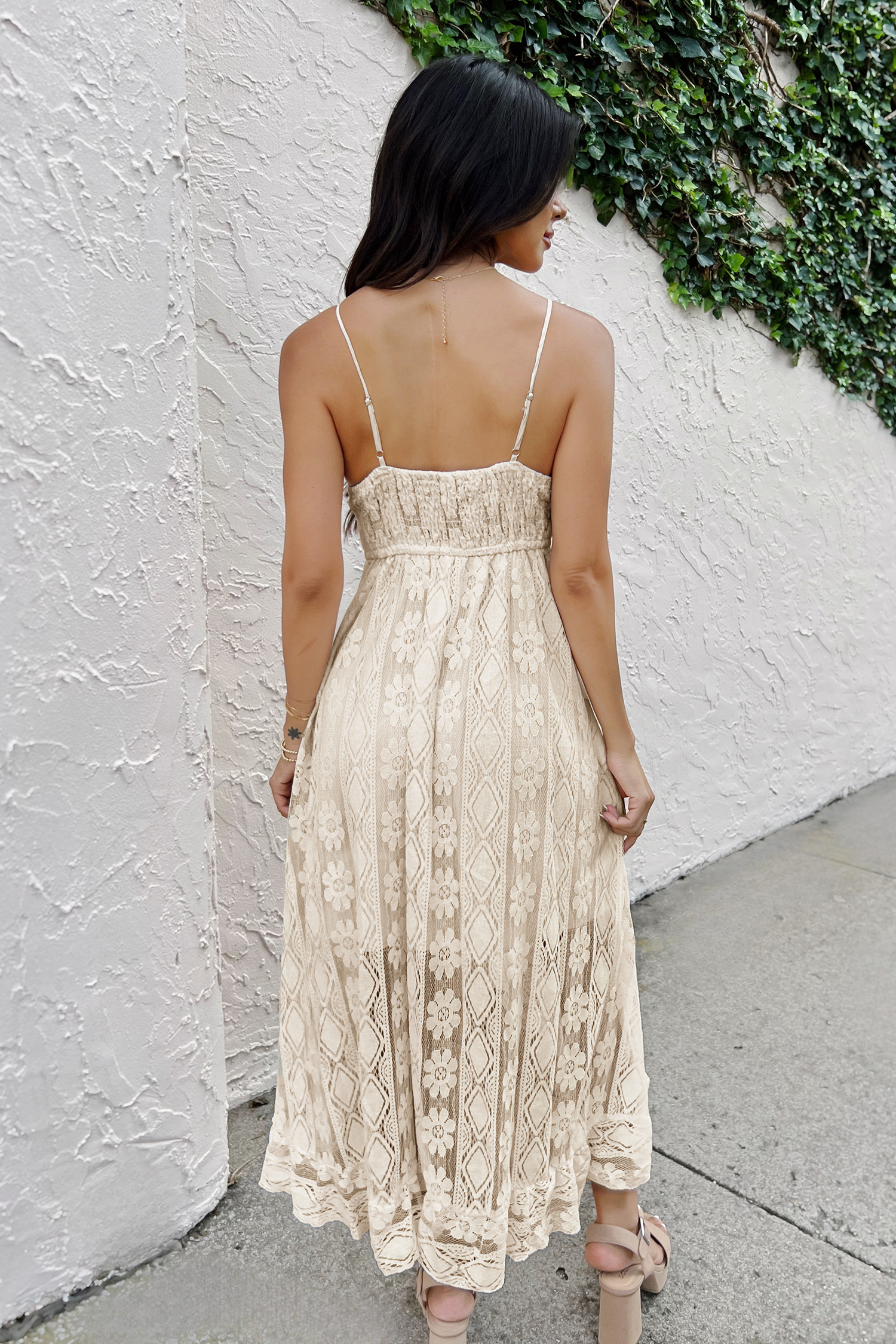 Robe ruchée et tréssée à col en V sans manches