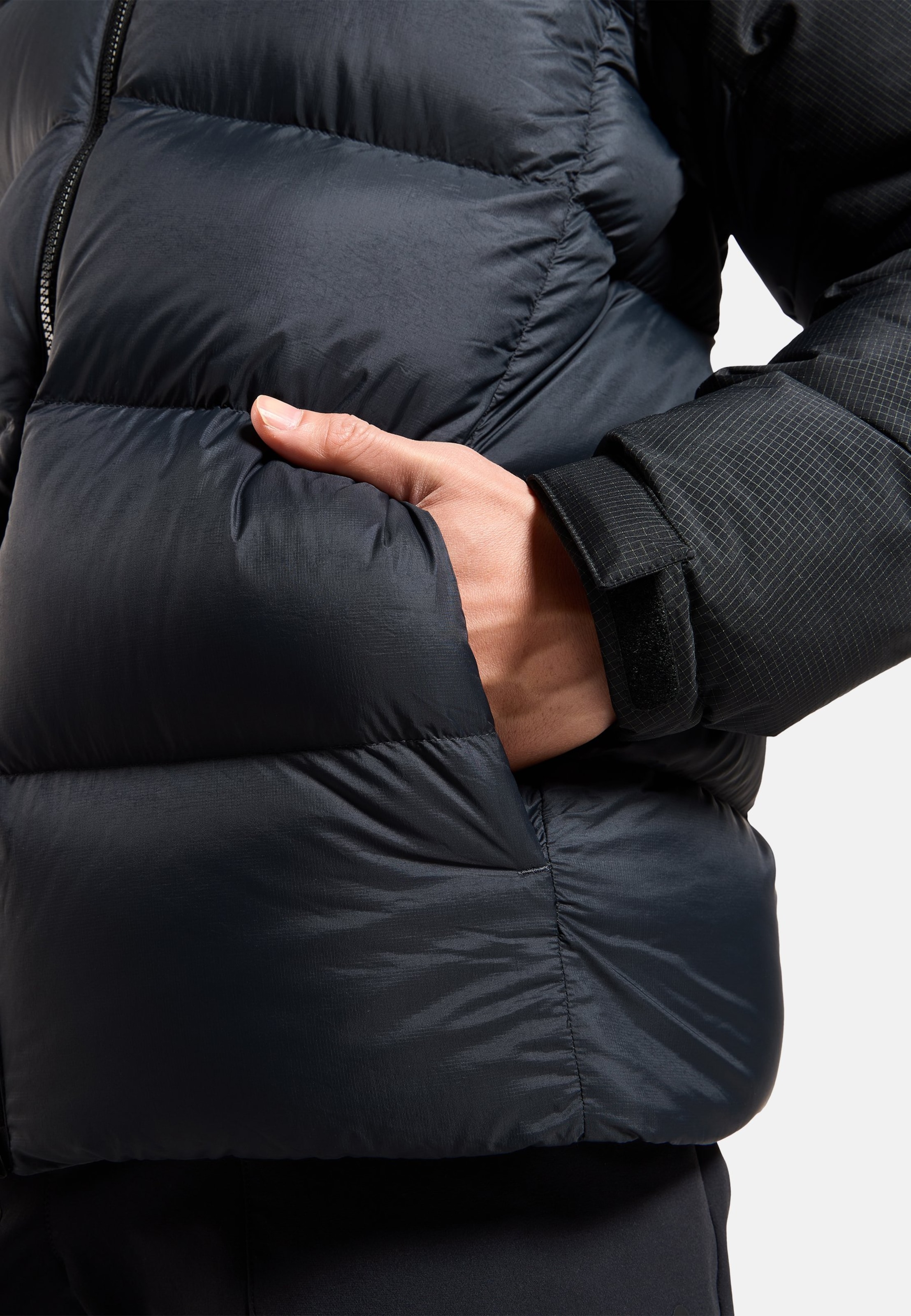 Ascent Daunenjacke mit Kapuze in black