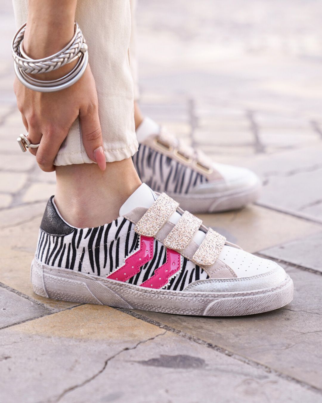 Basket femme noire et dorée à scratch  - CL66 ZEBRA