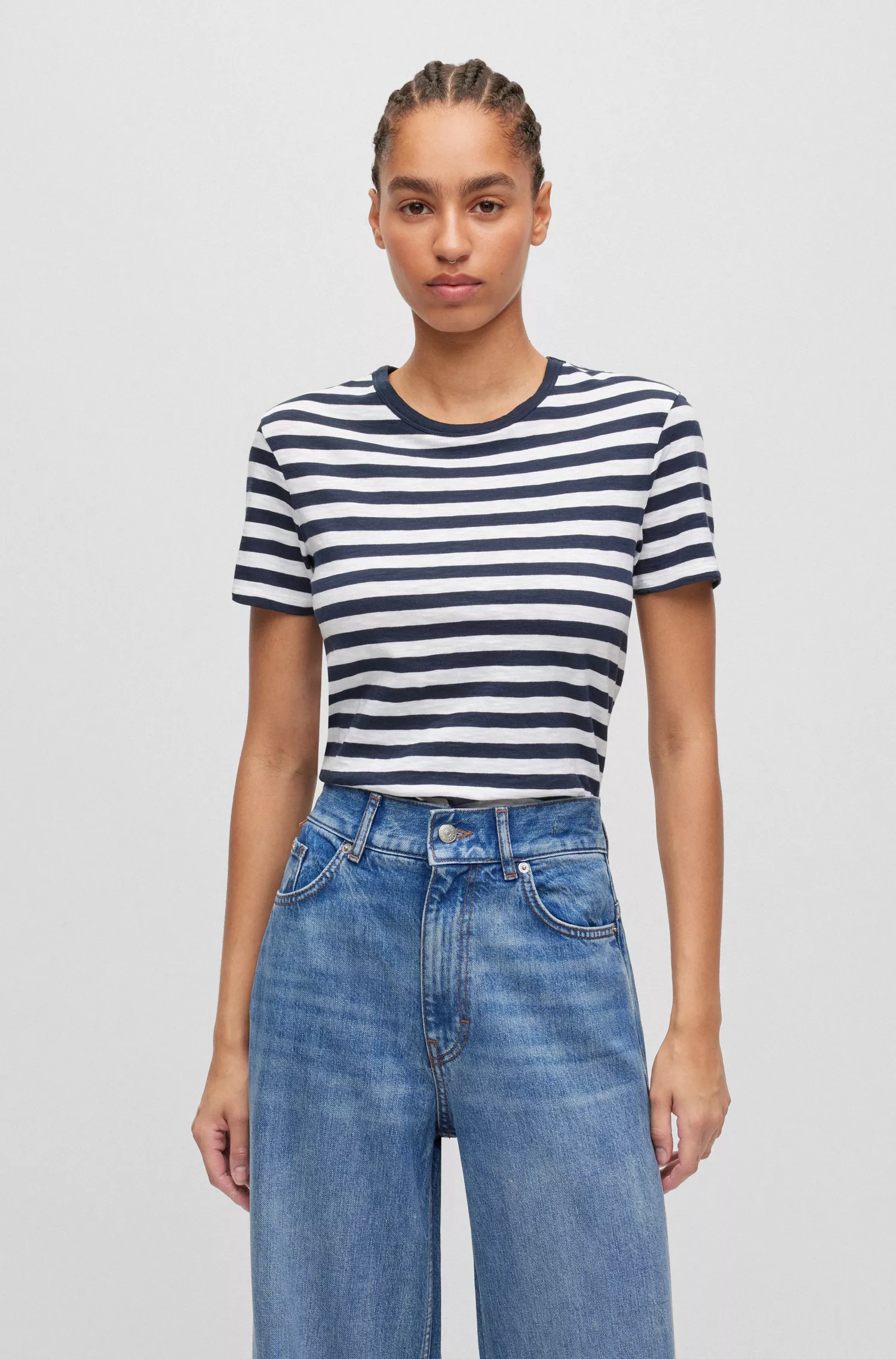 Camiseta BOSS laranja em algodão texturizado com listra horizontal.