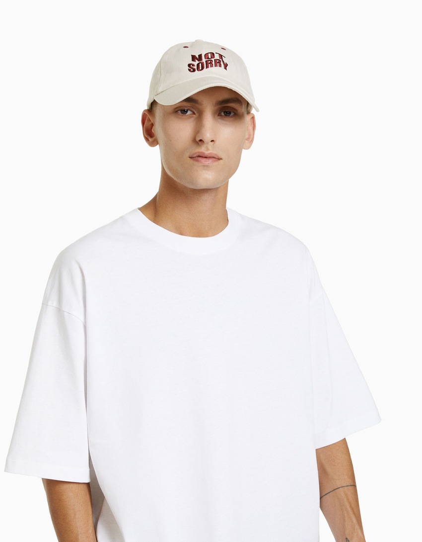 Boné com slogan