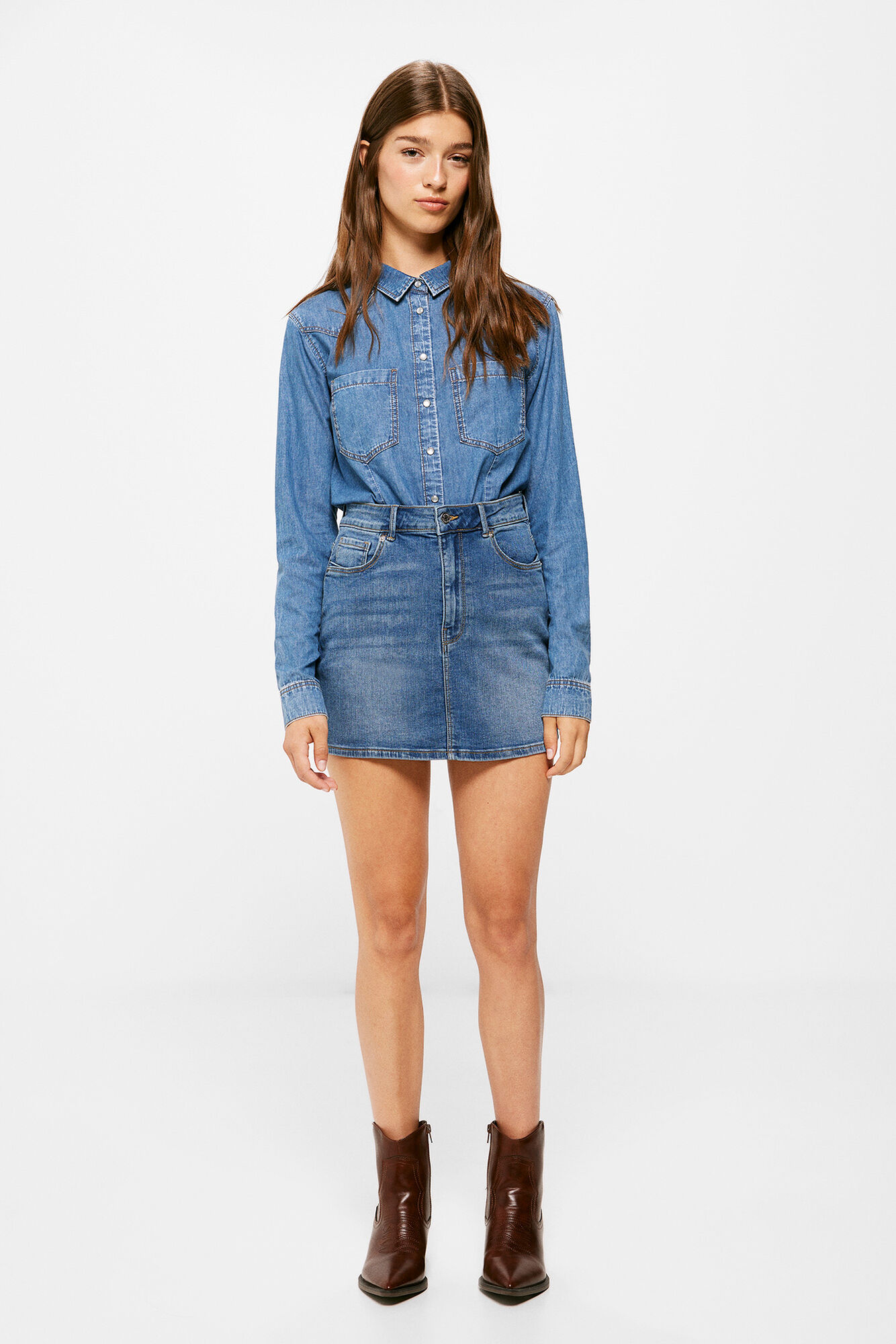 Minissaia jeans com lavagem sustentável