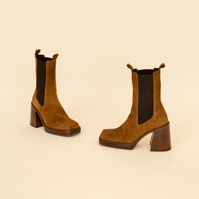 Bottines à talon, bout carré et élastique  en croute cognac