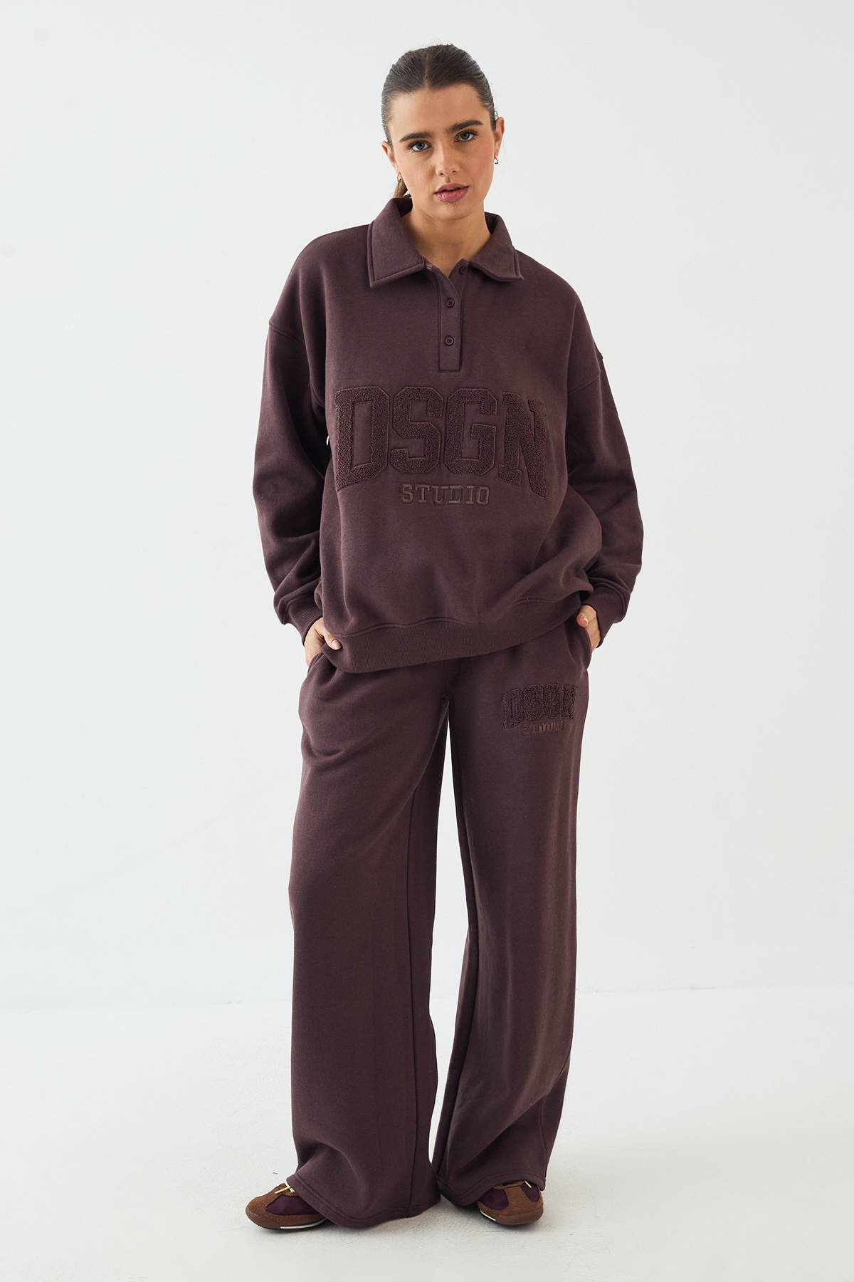 Jogging DSGN Studio en Tissu Éponge avec Appliqués Coupe Droite