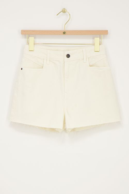 Beige kort broekje met gerafelde pijpjes