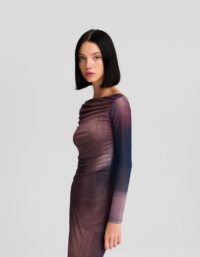 Vestido longo de tule com mangas compridas e estampa.