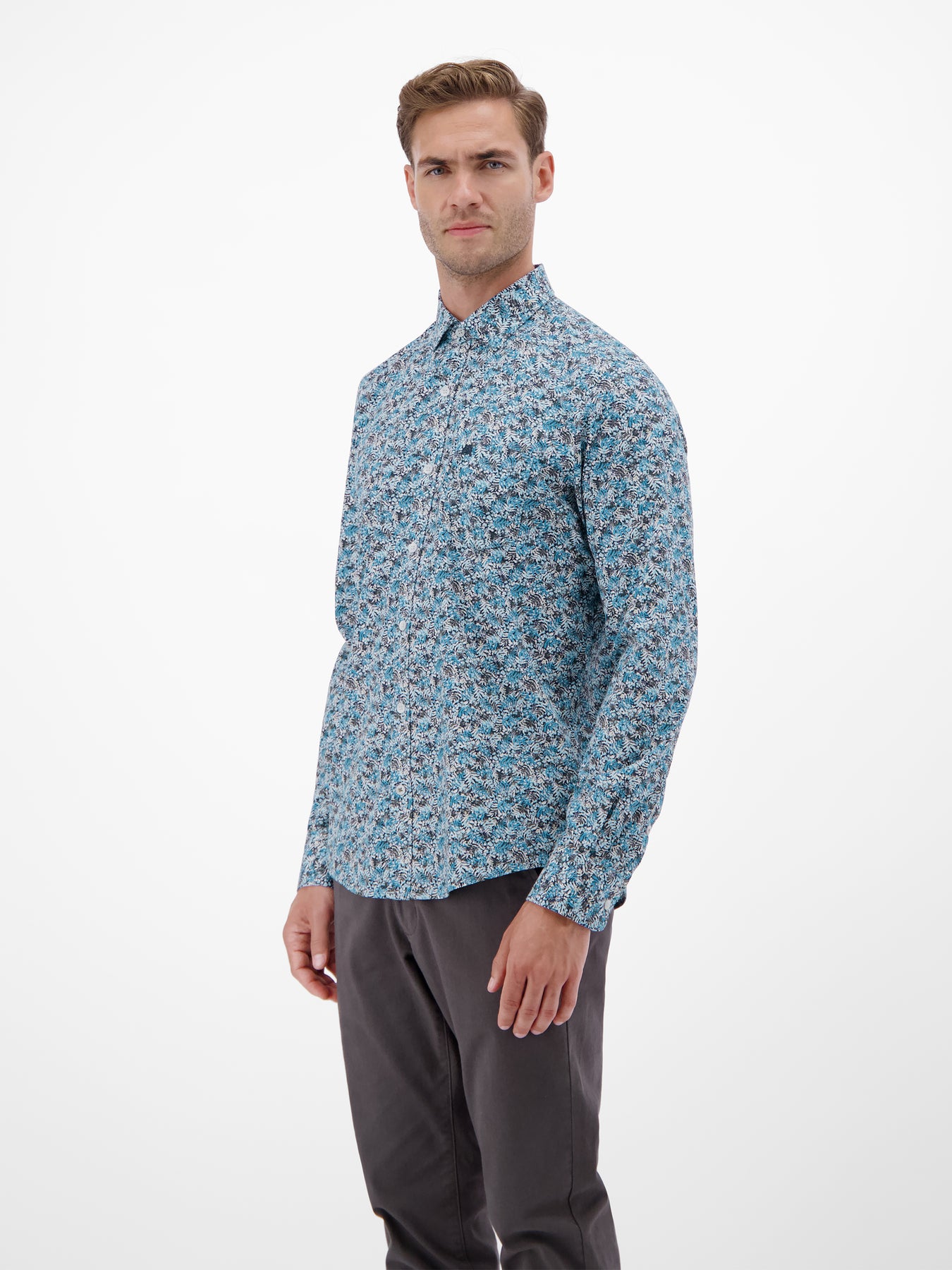 Poplin-Herrenhemd, modisch gestyled