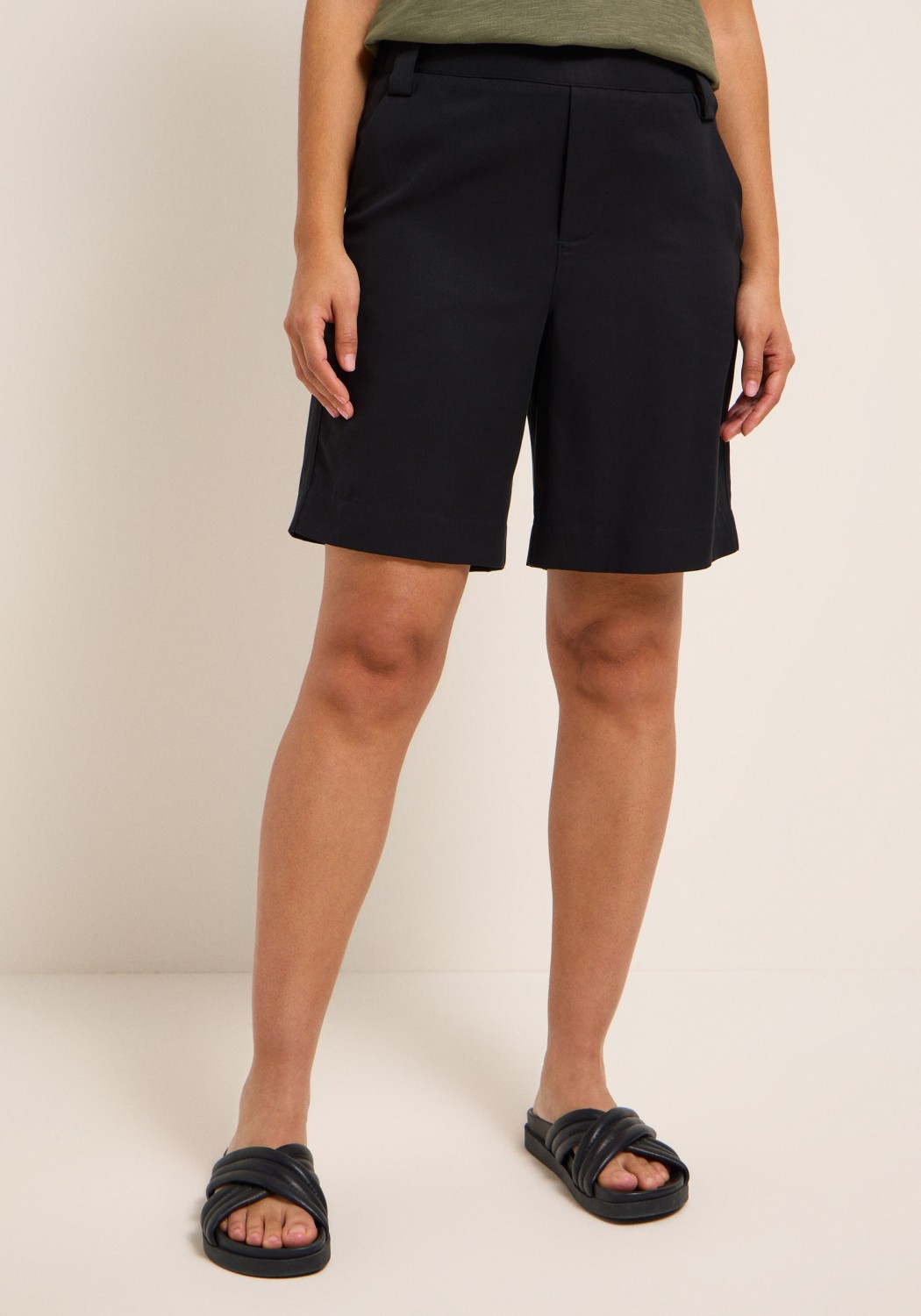 Lanius Shorts Black
