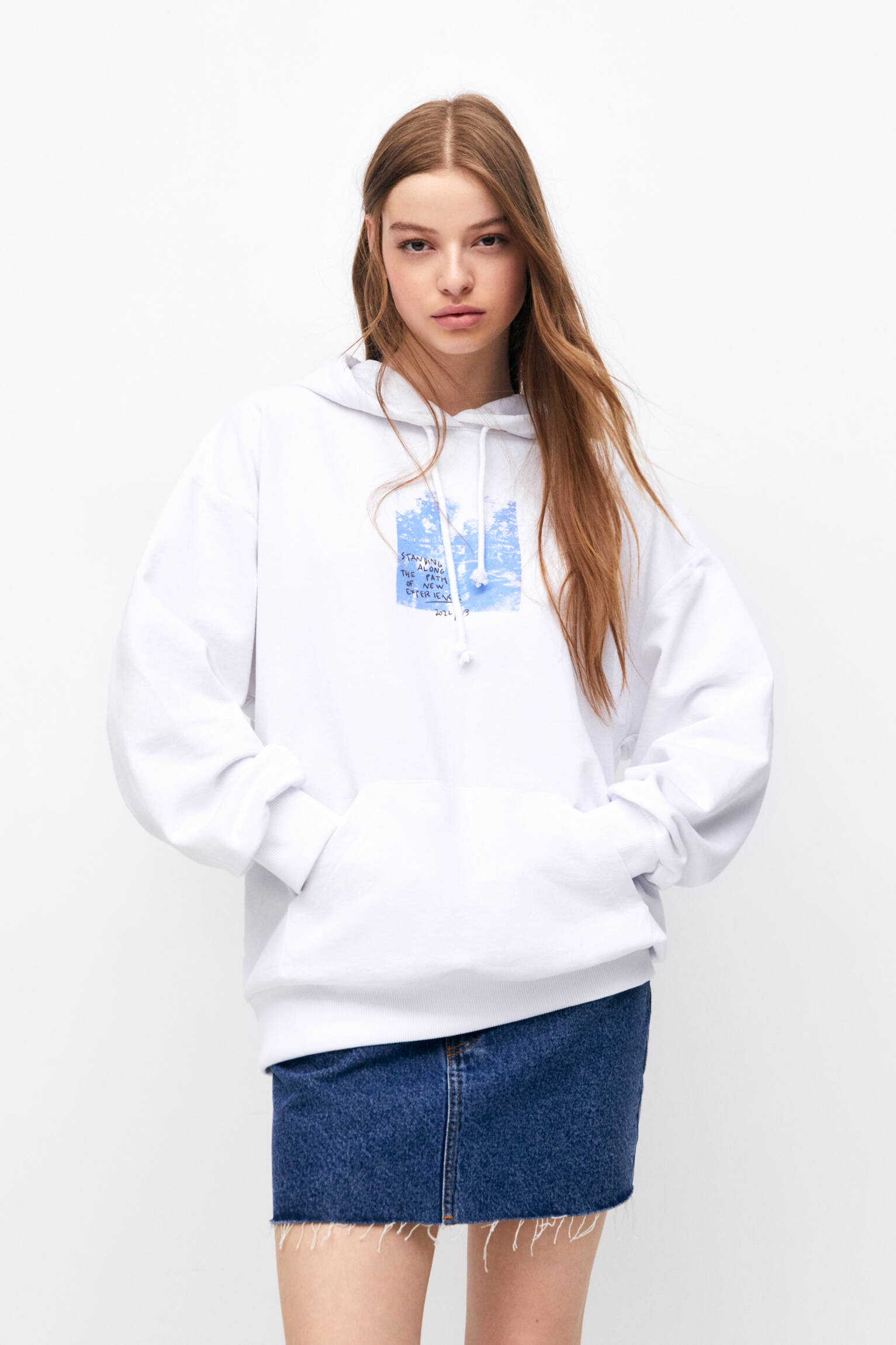 MOLETOM COM CAPUZ E ESTAMPA NAS COSTAS - BRANCO