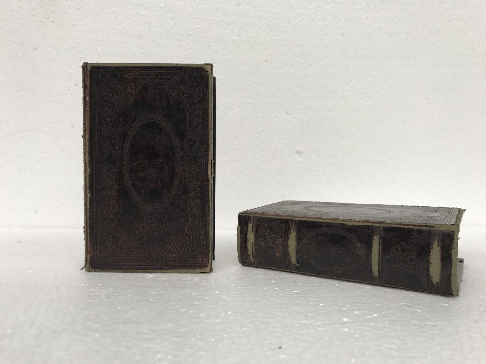 Buchhülle 'Verzierungen' mit Schließfach, T 5 cm, B 11 cm, H 17 cm von fischer's lagerhaus