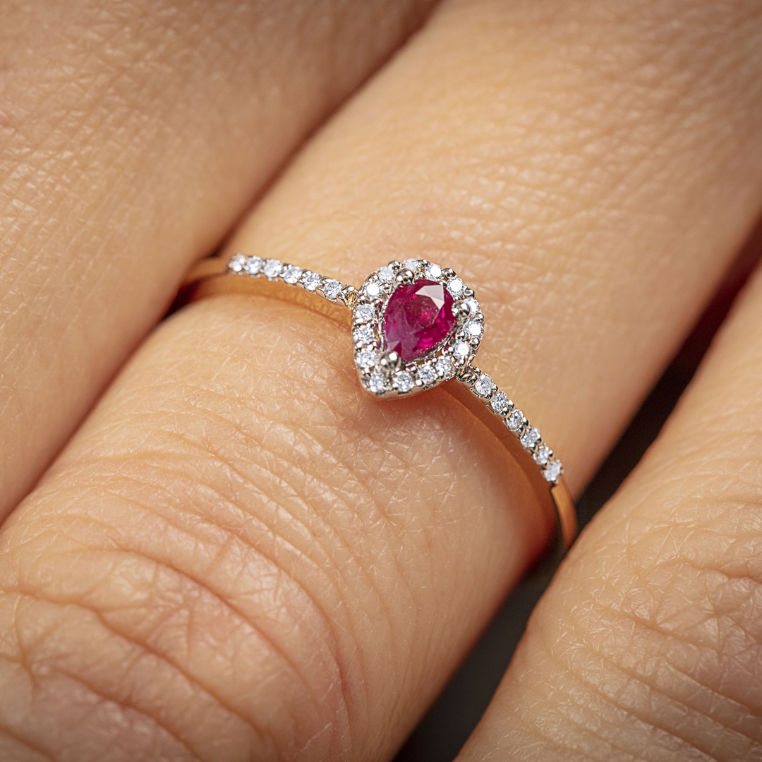 Damenring 750/18 K Gelbgold mit Rubin Tropfen und Diamanten 0.08 ct H/si