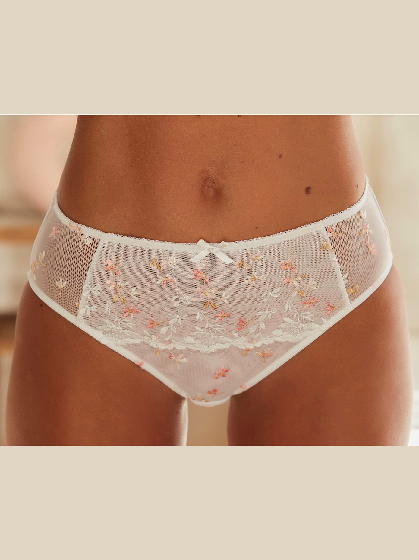 Slip féminin avec coupe enveloppante