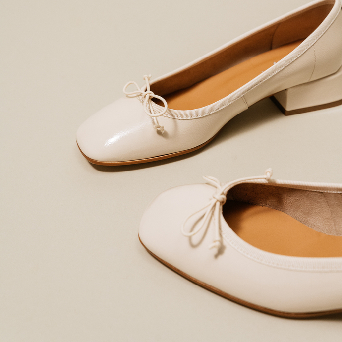 Ballerines à talons et bouts carrés  en vernis plissé écru