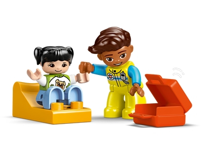 LEGO Ambulance met chauffeur (10447)