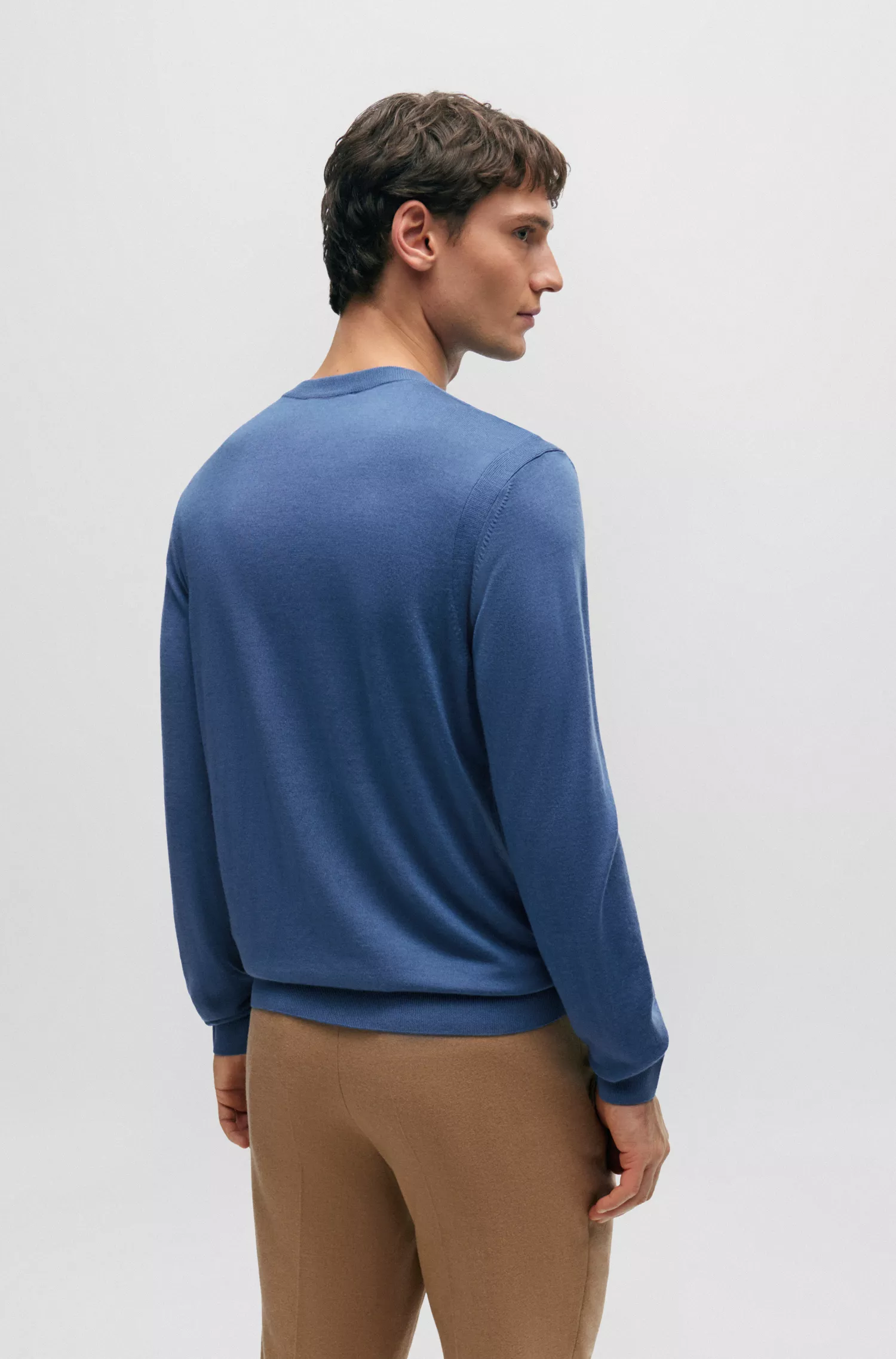 Suéter BOSS cor camelo, corte regular, em lã, seda e cashmere.