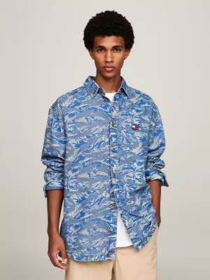 Camisa jeans oversized com estampa camuflada de tigre