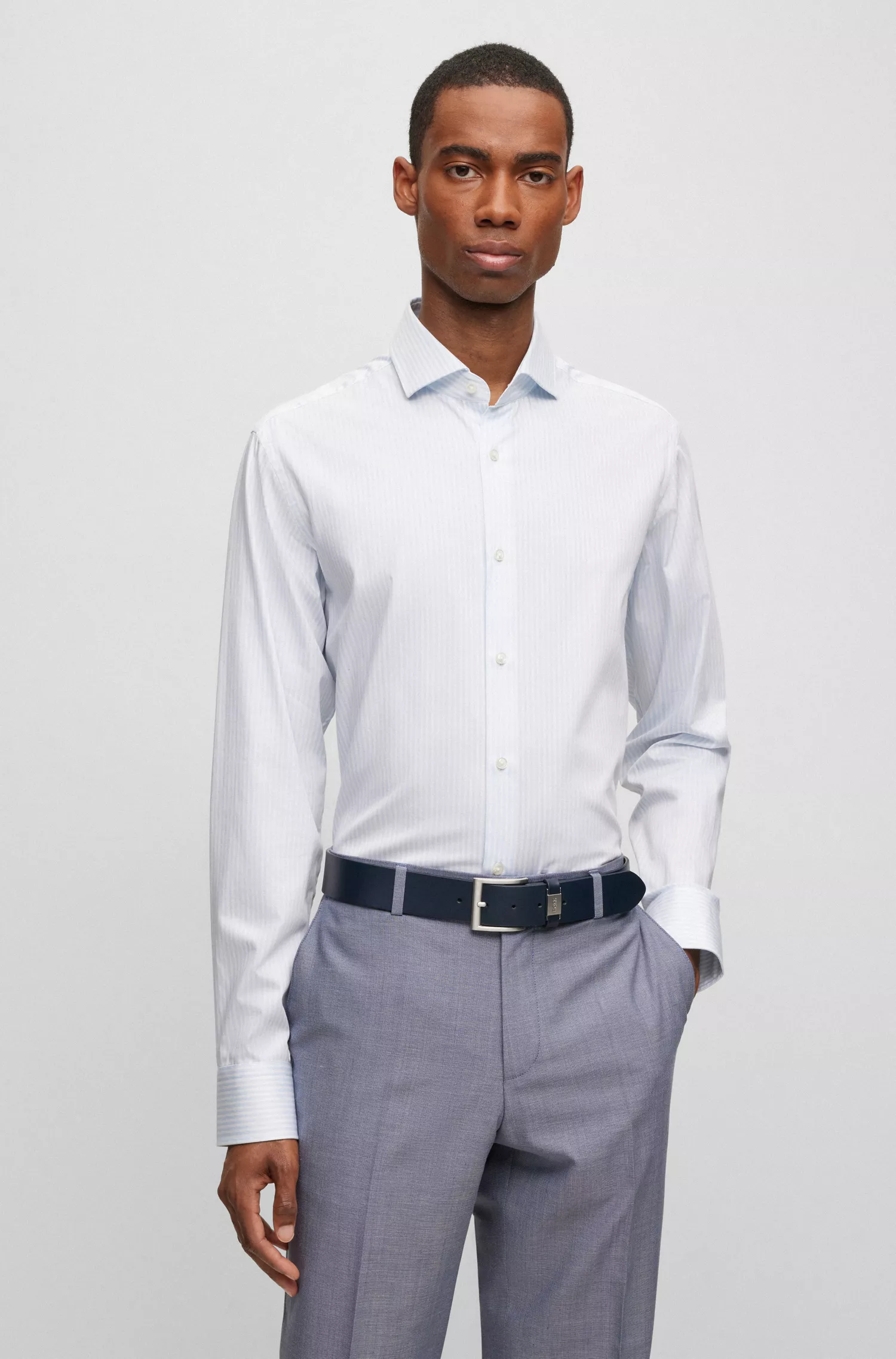 Camisa BOSS preta de corte regular em algodão listrado.