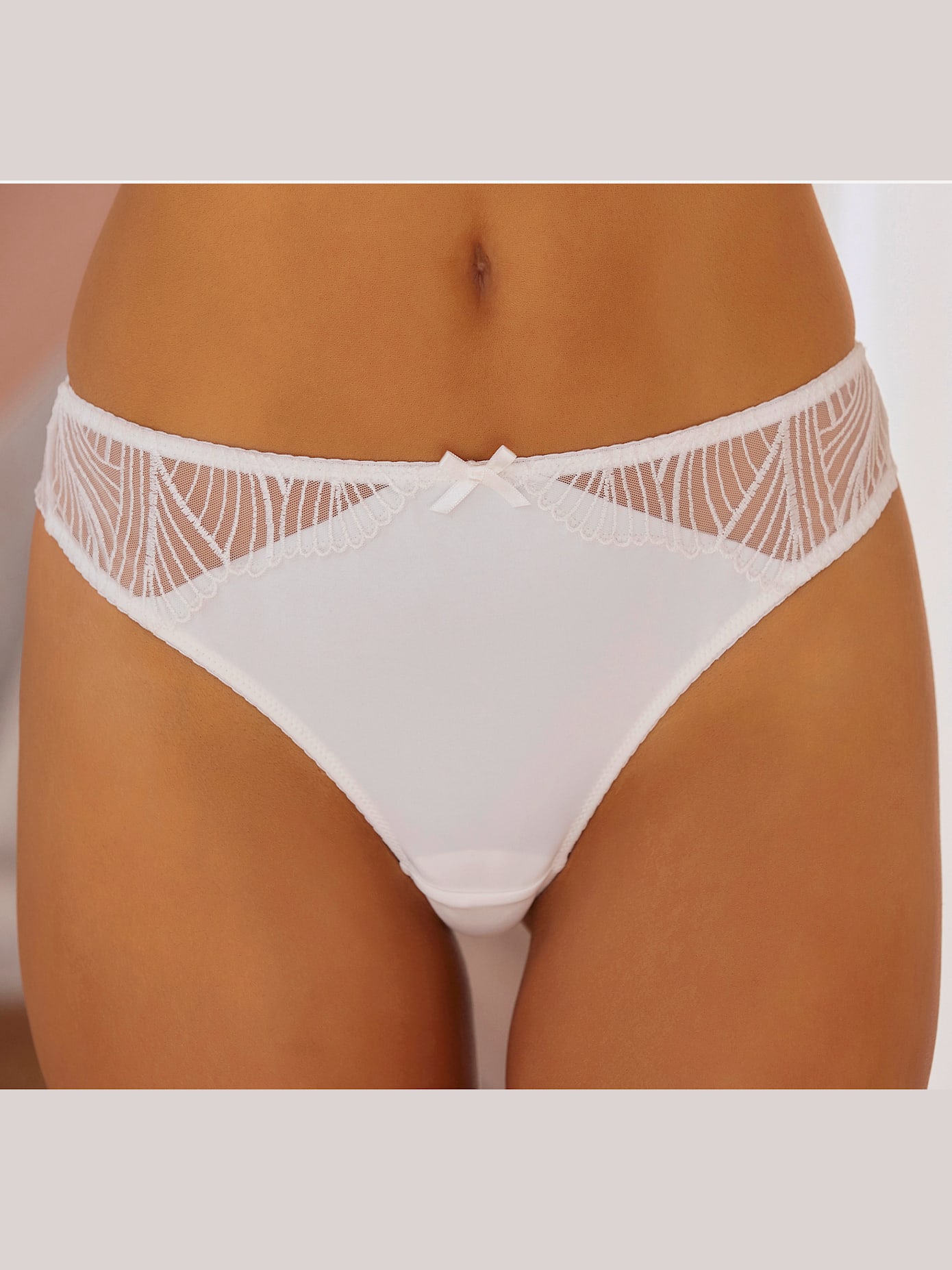 String féminin avec petit nœud décoratif au centre devant