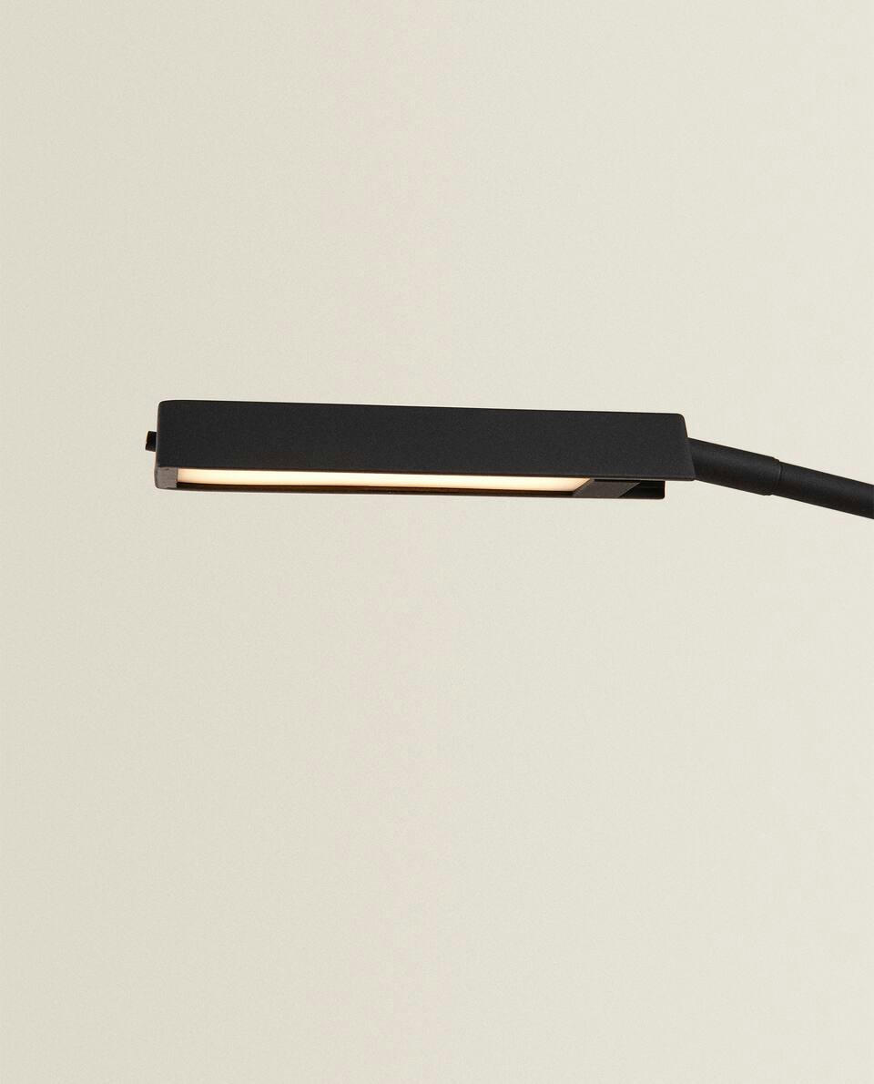 LUMINÁRIA DE METAL COM HASTE DE LED
