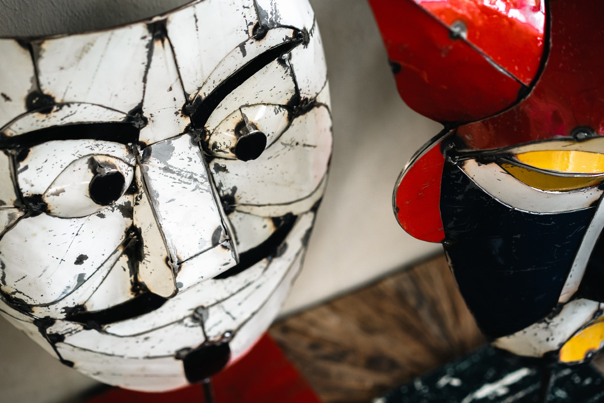 Maske 'Joker' aus Ölfässern, multicolor, H 54 cm, B 32 cm von fischer's lagerhaus