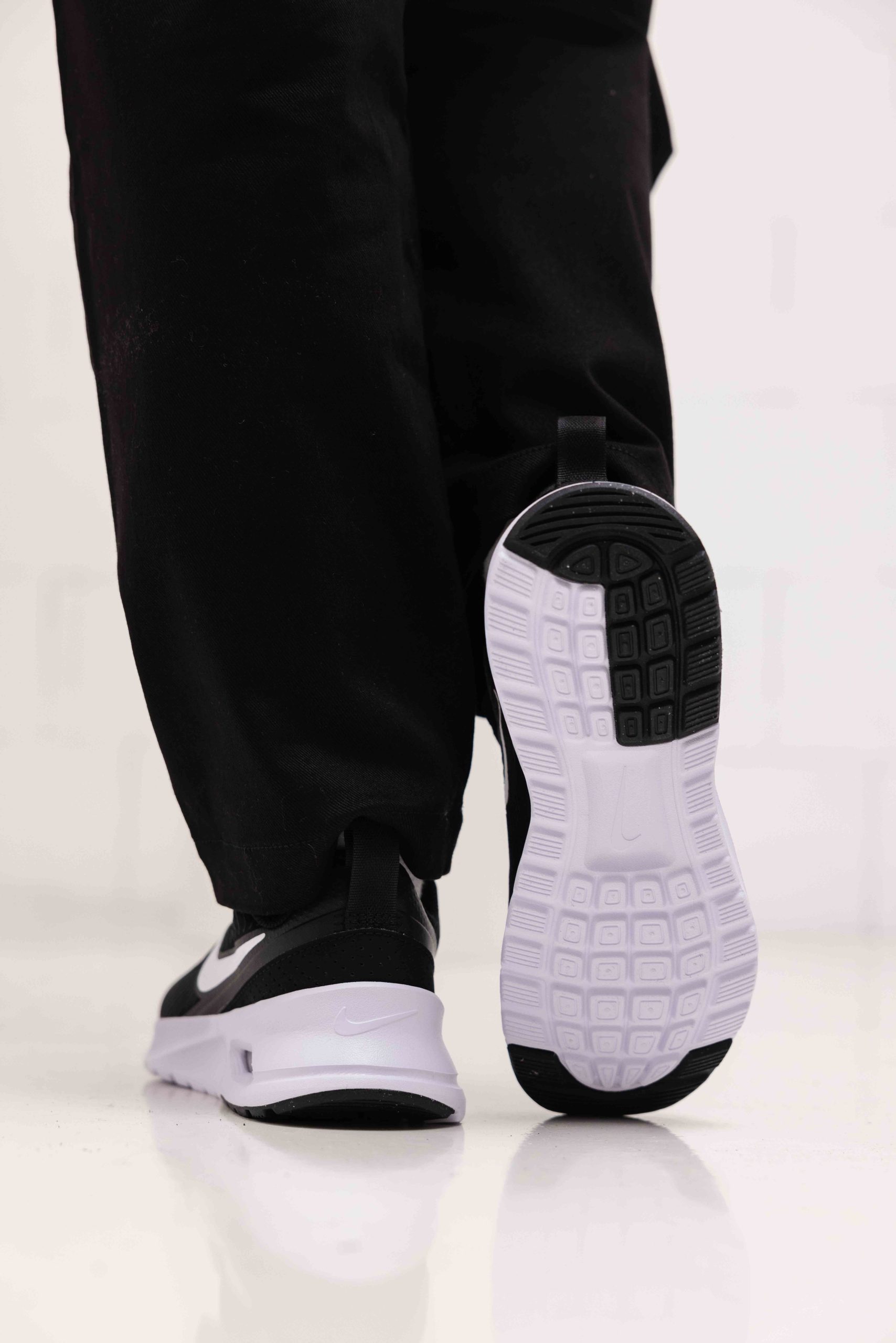 Nike Air Max Nuaxis Sneakers Dames Zwart/Wit